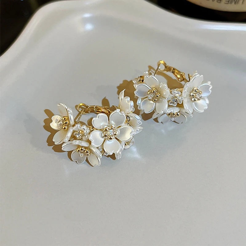 Brehn | Runde Blütenakzent elegante Ohrringe