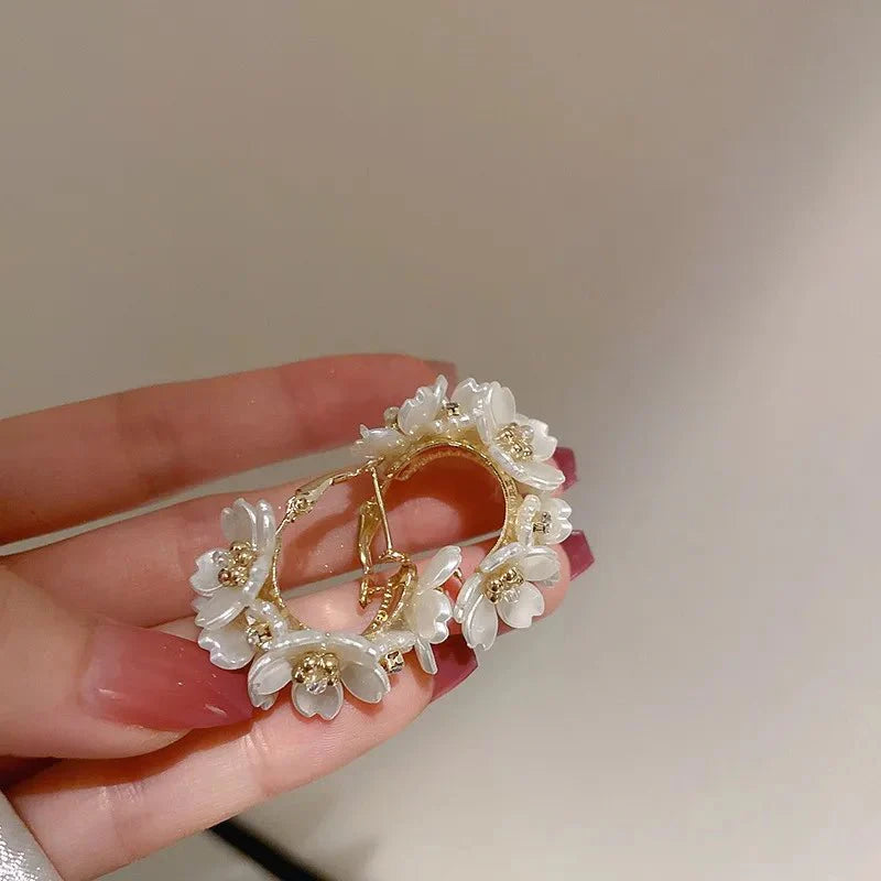 Brehn | Runde Blütenakzent elegante Ohrringe