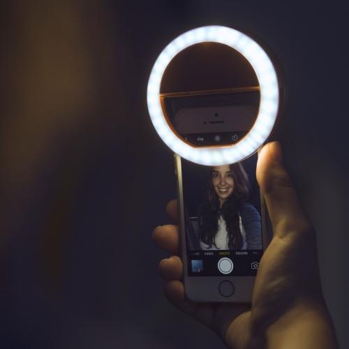 Brehn | Selfie-Ring mit integriertem Ladegerät – Perfekte Aufnahmen
