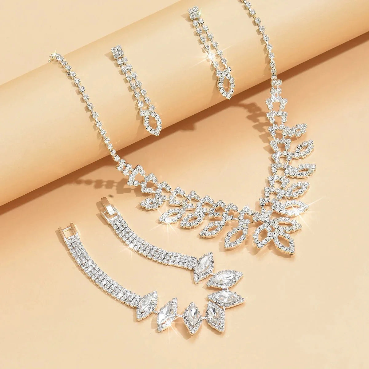 Brehn | Schimmerndes Oval-Diamanten-Halsketten-, Armband- und Ohrring-Set