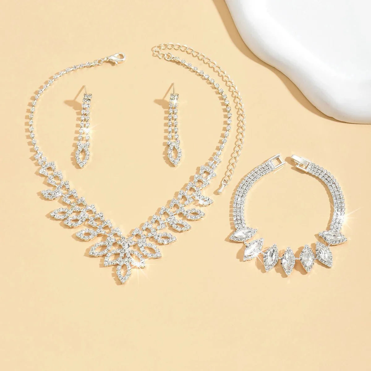 Brehn | Schimmerndes Oval-Diamanten-Halsketten-, Armband- und Ohrring-Set