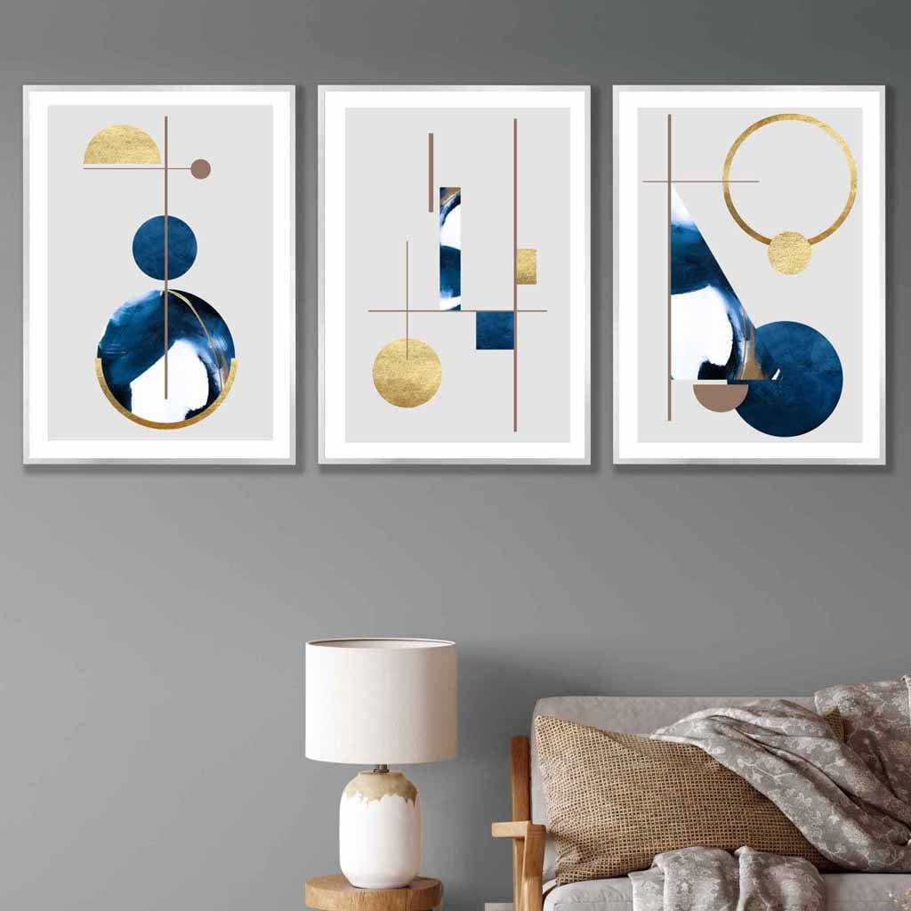 Abstraktes Set aus 3 strukturierten geometrischen Wandbildern in Marineblau und Gold
