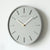 Nordische Zementwanduhr mit Metallpendel | Minimalistische skandinavische Uhr für modernes Interieur