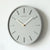 Skandinavische Zementwanduhr mit Metallpendel