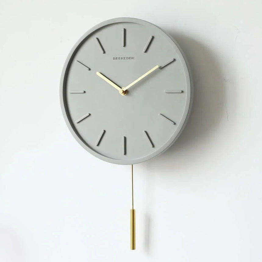 Nordische Zementwanduhr mit Metallpendel | Minimalistische skandinavische Uhr für modernes Interieur