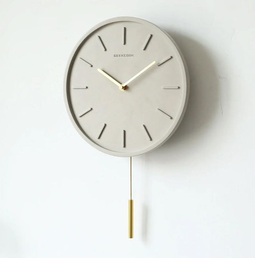 Skandinavische Zementwanduhr mit Metallpendel