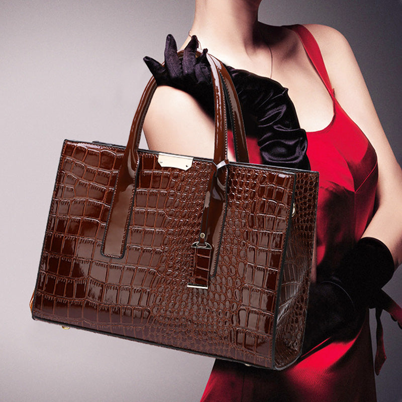 Tasche mit Krokodilprägung.