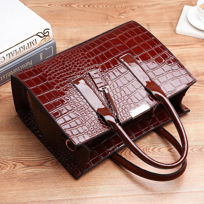 Tasche mit Krokodilprägung.
