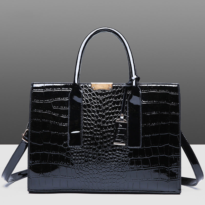 Tasche mit Krokodilprägung.