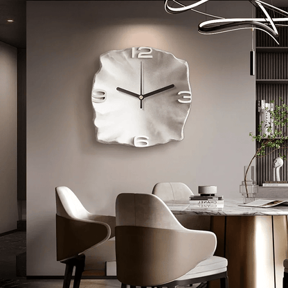 StoneAura – Moderne Wanduhr in Sandsteinoptik mit geräuschlosem Quarzwerk