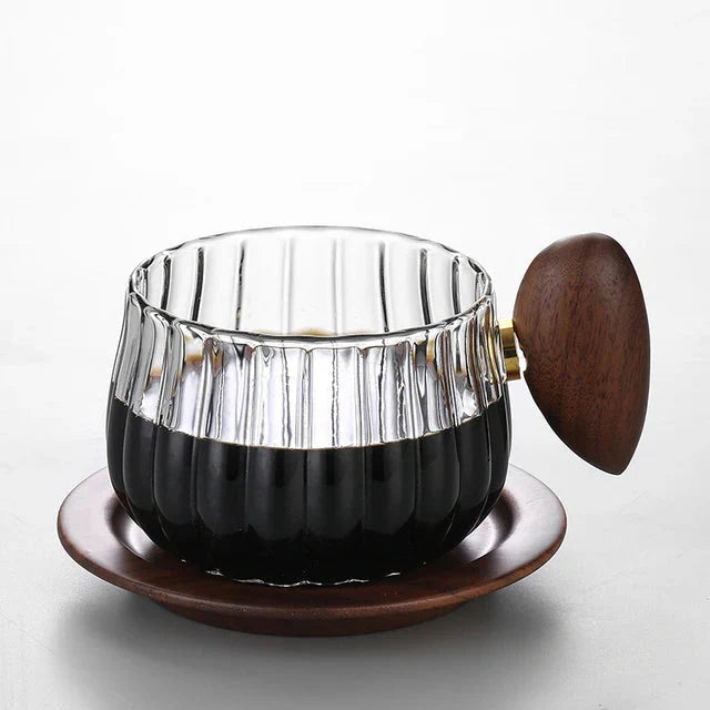Gestreifter hitzebeständiger Silikon-Glas-Kaffeebecher mit Holzgriff | Brehn