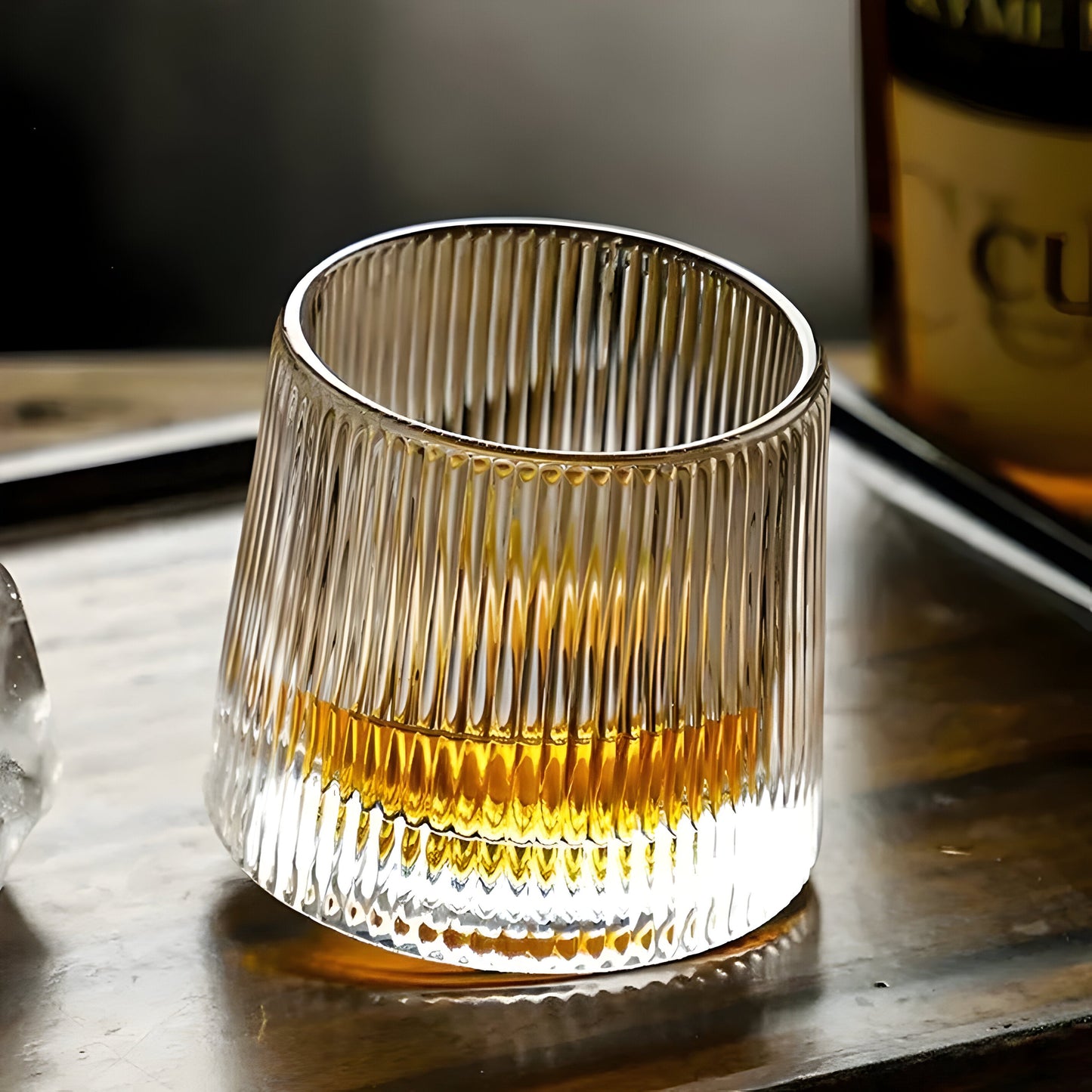 Whiskeyglas mit 360° Drehfunktion – Strukturiertes Design für stilvollen Trinkgenuss | Brehn