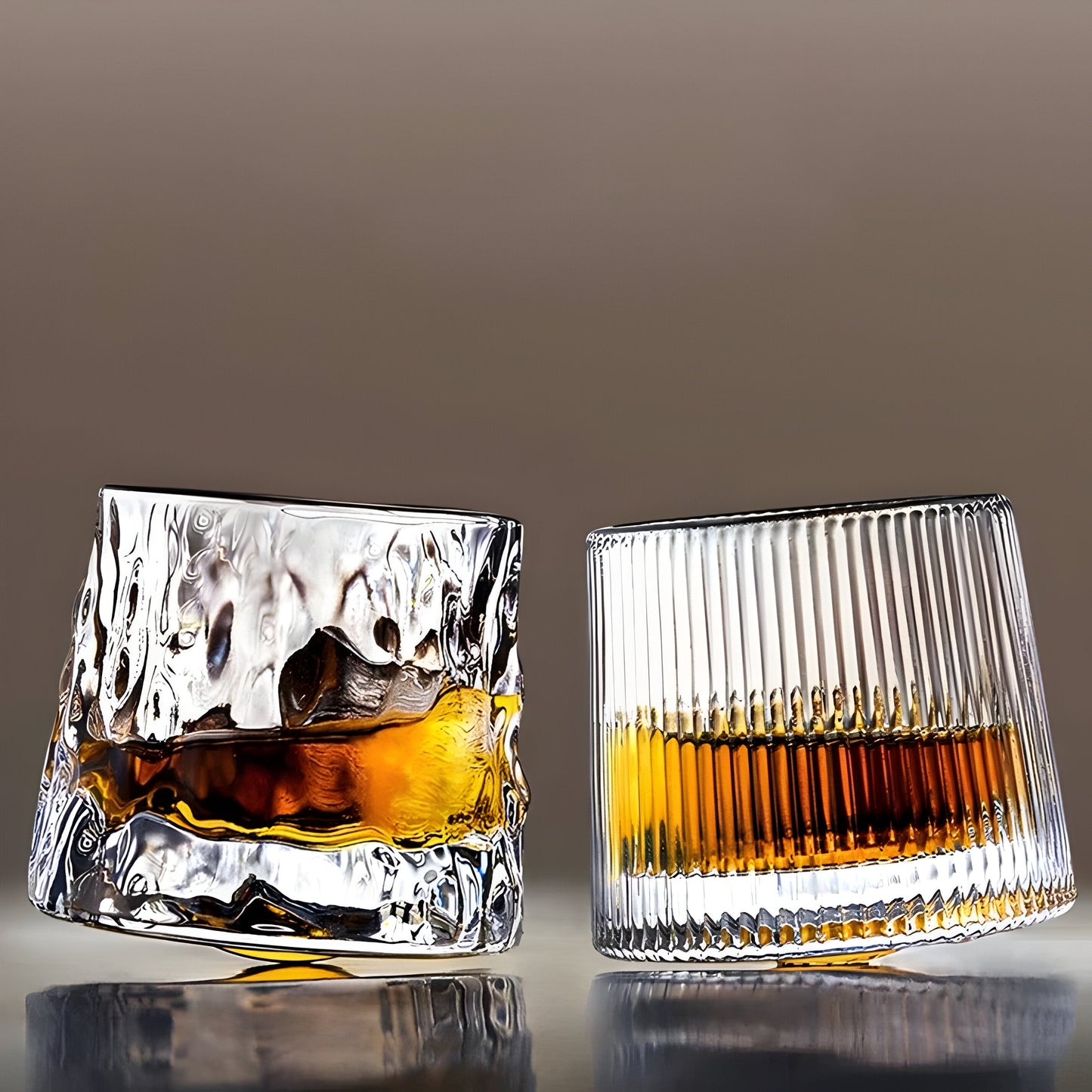 Whiskeyglas mit 360° Drehfunktion – Strukturiertes Design für stilvollen Trinkgenuss | Brehn