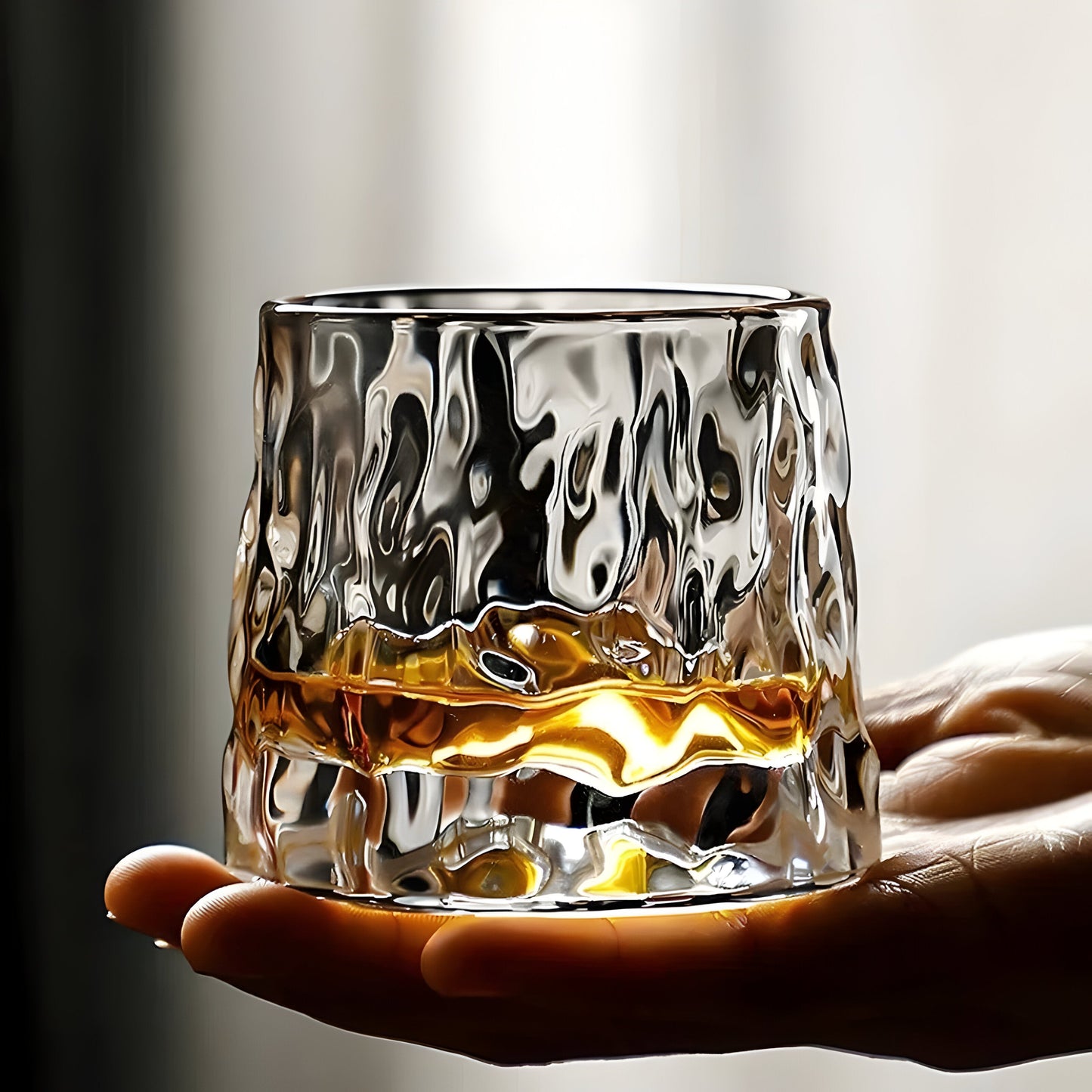 Whiskeyglas mit 360° Drehfunktion – Strukturiertes Design für stilvollen Trinkgenuss | Brehn