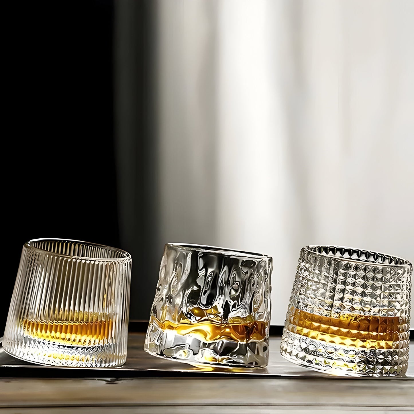 Whiskeyglas mit 360° Drehfunktion – Strukturiertes Design für stilvollen Trinkgenuss | Brehn