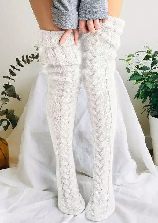 Winterweiche, warme, extra lange Stricksocken, die über das Knie reichen