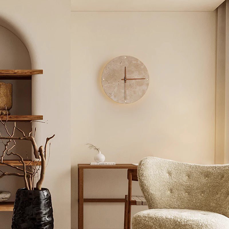 Brehn | Erwecken Sie Ihren Raum mit der Wabi-sabi Wanduhr aus Travertin