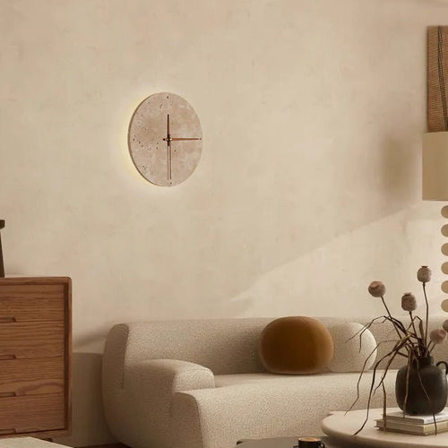 Brehn | Erwecken Sie Ihren Raum mit der Wabi-sabi Wanduhr aus Travertin