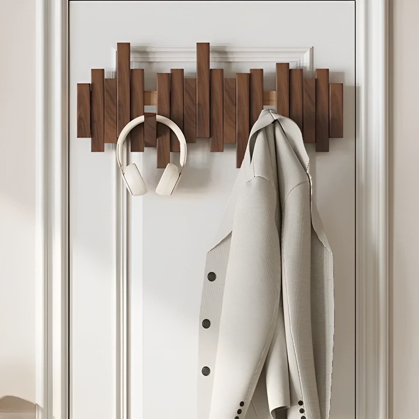 Stilvoller Holzkleiderschrank – FlexiBrehn Magnethaken für mehr Ordnung | Ideal fürs Schlafzimmer